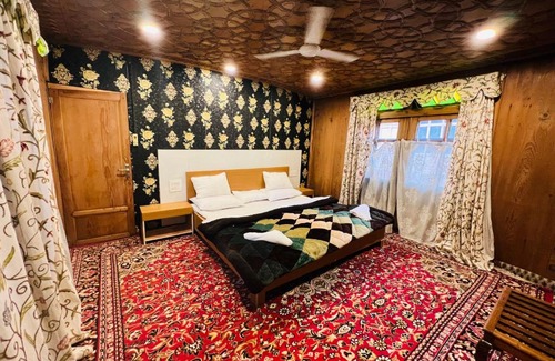 Dal Lake Boat Rental | hayat group of houseboats