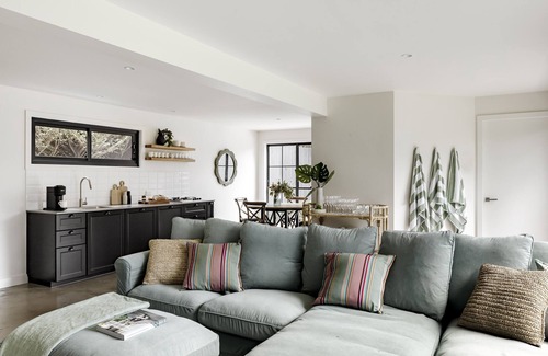 Berry House | Hazel House: Luxury, country style with pool in the heart of historical Berry.