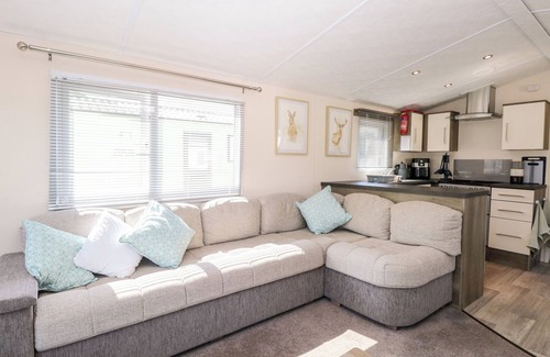 Hopton Cottage | HAZELL THORNE HIDEAWAY, pet friendly, with pool in Fritton