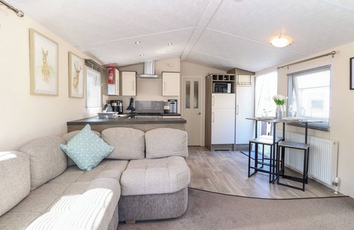 Hopton Cottage | HAZELL THORNE HIDEAWAY, pet friendly, with pool in Fritton