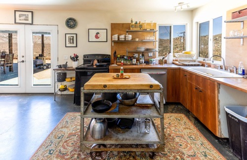 Yucca Valley House | HDP The Compound - Sleeps 16+, Perfect for Groups