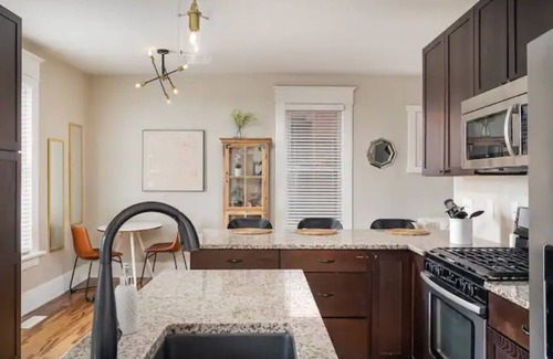 Victorian Village House | Heart of Columbus- Private Parking & Yard