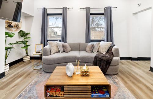 Pittsburgh House | Heart of Downtown, 5 mins to Andy Warhol Museum, Parking Available, Private Fenced Backyard, Smart TV, Washer and Dryer in Unit