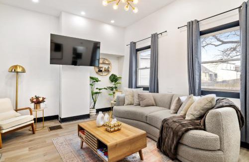 Pittsburgh House | Heart of Downtown, 5 mins to Andy Warhol Museum, Parking Available, Private Fenced Backyard, Smart TV, Washer and Dryer in Unit