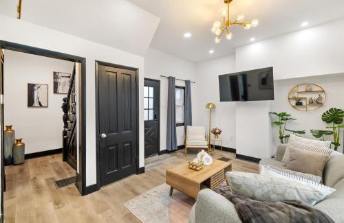 Pittsburgh House | Heart of Downtown, 5 mins to Andy Warhol Museum, Parking Available, Private Fenced Backyard, Smart TV, Washer and Dryer in Unit