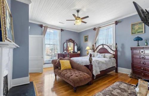 Anderson House | Heart of Downtown, Walk to Dining and Shops