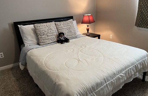 Folsom House | Heart of Folsom - Large house with game room