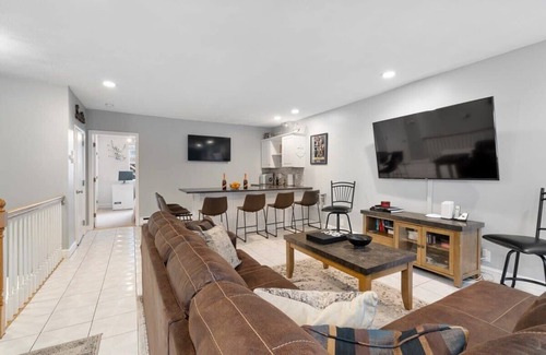 Telegraph Hill House | Heart of Southie - Hot Tub + Walk to Top Bars