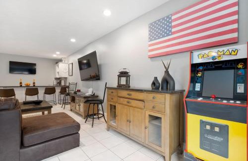 Telegraph Hill House | Heart of Southie - Hot Tub + Walk to Top Bars