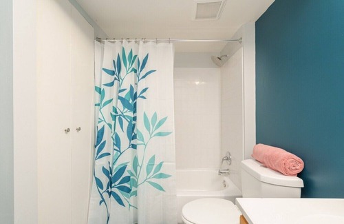 Towson Apartment | Heart of Towson -Pool-King-Parking-Netflix-GYM