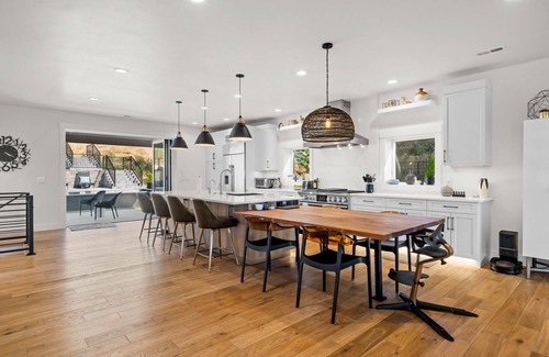 North End House | HEATED POOL ALL YEAR/FIRE PIT/THEATRE - Luxury Home Walkable to Hyde Park & DT