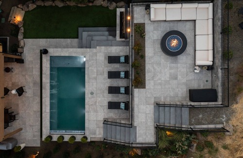 North End House | HEATED POOL ALL YEAR/FIRE PIT/THEATRE - Luxury Home Walkable to Hyde Park & DT