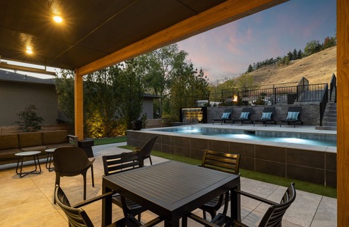 North End House | HEATED POOL ALL YEAR/FIRE PIT/THEATRE - Luxury Home Walkable to Hyde Park & DT