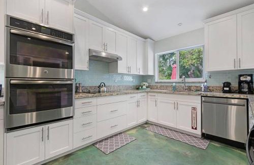 Highland Garden House | Heated Pool I Soundproof Home I Firepit I 630Mbps