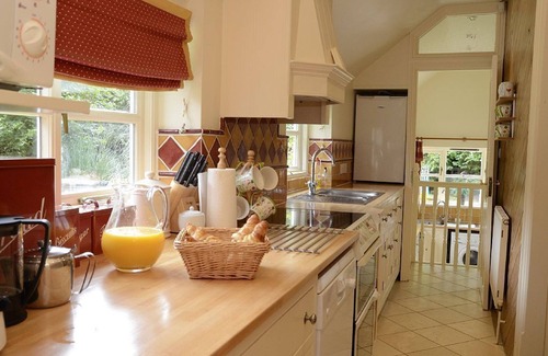 Woodbridge Cottage | Heated Pool, large enclosed garden, dog friendly