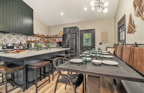 Mears House | Heated Pool. Luxe STR/game room/fire pit/privacy