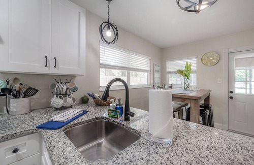 Temple Crest House | HEATED POOL-Modern Cozy 3 bedroom Cottage