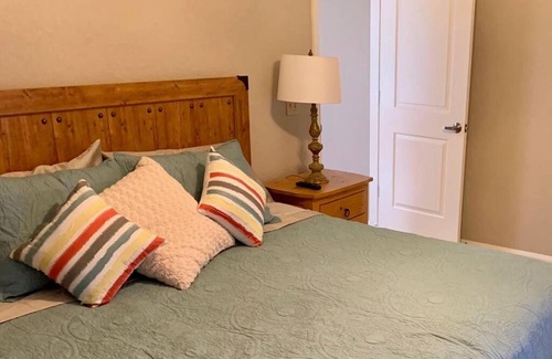 Lake Havasu City House | HEATED POOL. SPACIOUS WHOLE HOUSE. QUIET NEIGHBORHOOD. CLOSE TO LAKE & GOLF. AMPLE PARKING.