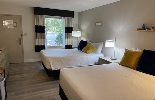 Whitfield Hotel | Heated Pool, Strong WI-FI, TV, Tiki Bar & Grill, Boat and Kayak Rentals