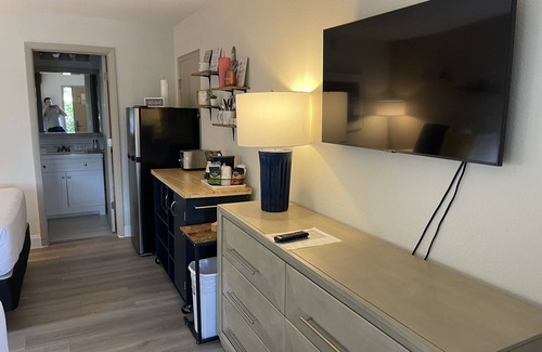 Whitfield Hotel | Heated Pool, Strong WI-FI, TV, Tiki Bar & Grill, Boat and Kayak Rentals