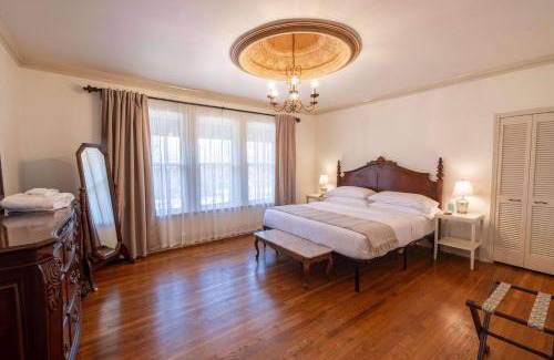 East Memphis House | Heated Poolhistoric Tudor Homecrestmere Estate