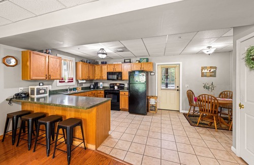 Sevierville Cottage | Heaven Sent - Tastefully Decorated Cabin with Fireplace