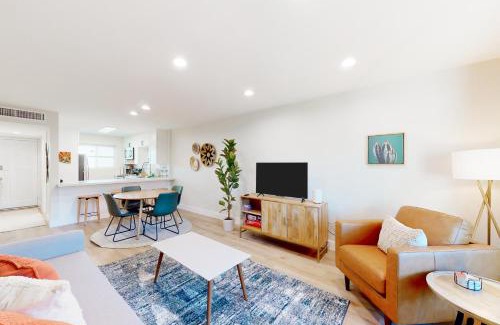 Fashion Square Apartment | Heavenly Oasis