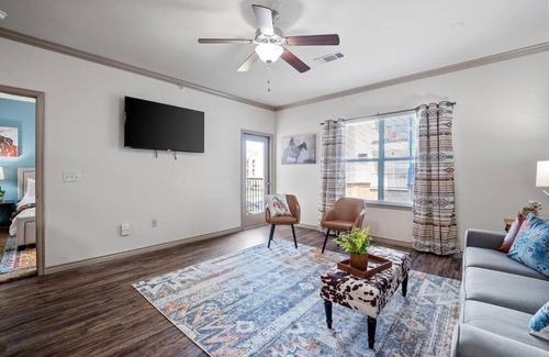 Downtown Oklahoma City Apartment | HEIRS VENTURES : WESTERN - 4mins from OKC Thunder Arena . King Bed . Pet Friendly . With Pool