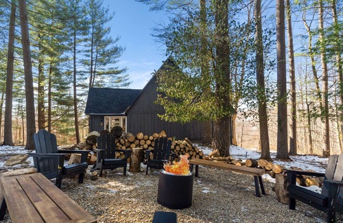 Logan Cabin | Helber Hills Hideaways + Private Trail I Hot Tubs