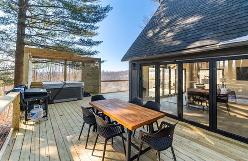 Logan Cabin | Helber Hills Hideaways + Private Trail I Hot Tubs