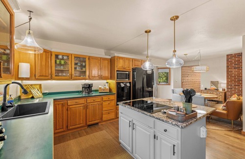 McCall House | Helen's Place- Spacious pet friendly home near ponderosa park and golf