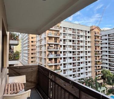 Cubao Apartment | HelloQC Cubao - Cosy Home w Pool Access nr Train & Bus Stns for 4pax