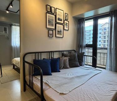 Cubao Apartment | HelloQC Cubao - Cosy Home w Pool Access nr Train & Bus Stns for 4pax
