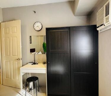 Cubao Apartment | HelloQC Cubao - Cosy Home w Pool Access nr Train & Bus Stns for 4pax