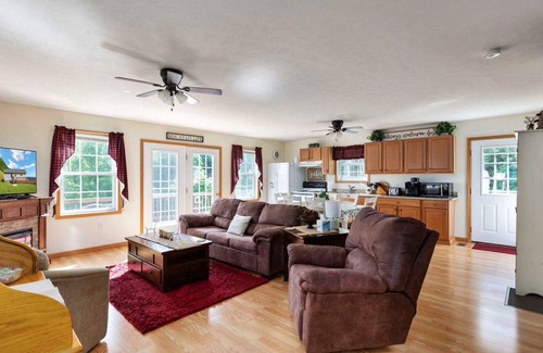 Stanley Cabin | Helms Mountain Getaway with Hi Speed Internet
