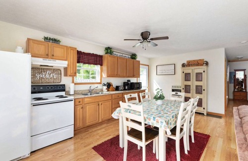 Stanley Cabin | Helms Mountain Getaway with Hi Speed Internet