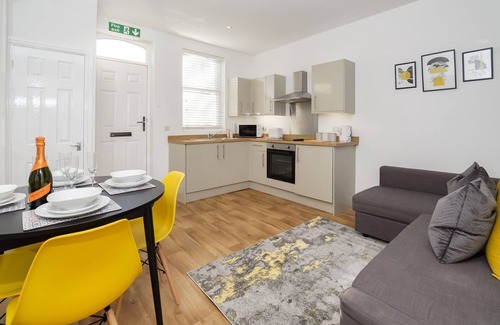 Acomb Cottage | Henry Court Apartment 2 - sleeps 4 guests in 1 bedroom