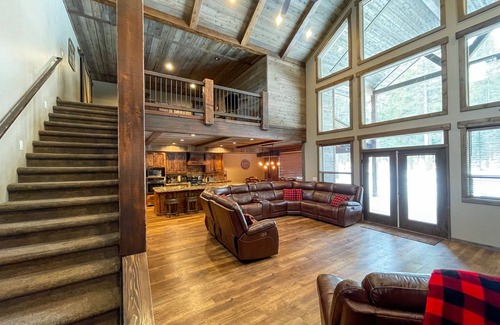 Last Chance Cabin | Henry's Rustic Retreat - Walk to Henry's Outlet - 20 mins to West Yellowstone!