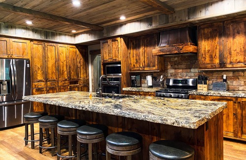 Last Chance Cabin | Henry's Rustic Retreat - Walk to Henry's Outlet - 20 mins to West Yellowstone!