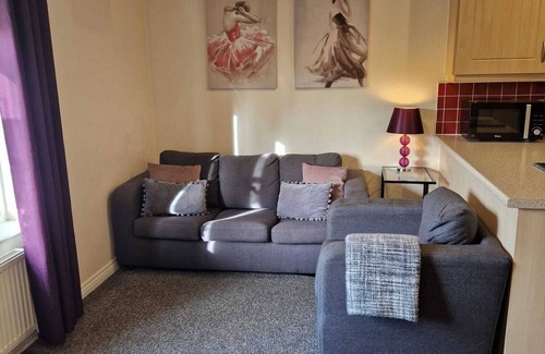 Hereford Apartment | HEREFORD – Mayflower Coach House: Modern 2-Bed with Parking, Sleeps 4