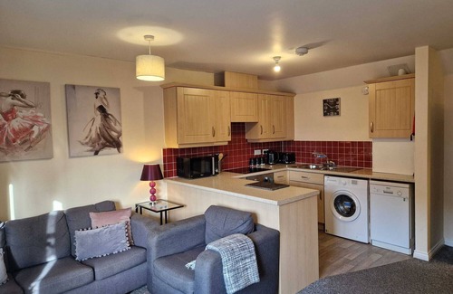 Hereford Apartment | HEREFORD – Mayflower Coach House: Modern 2-Bed with Parking, Sleeps 4