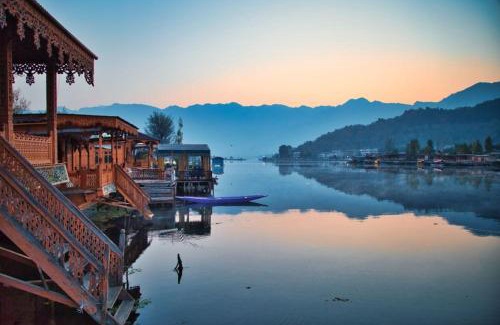 Dal Lake Hotel | Heritage Amina Group Of Houseboats