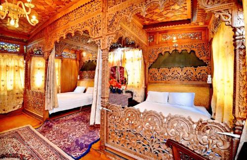 Dal Lake Hotel | Heritage Amina Group Of Houseboats