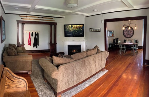 Central Lonsdale Apartment | Heritage Apartment w City and Mountain Views