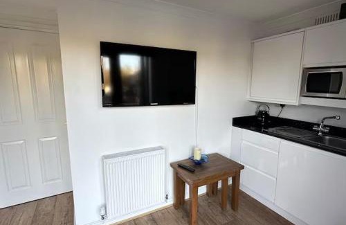 Hertford Apartment | Hertford - Sleeps 2 - 92 Walking Score - Garden