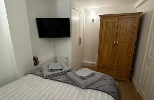 Hertford Apartment | Hertford - Sleeps 2 - 92 Walking Score - Garden