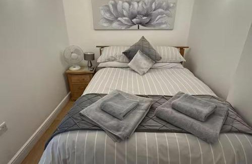 Hertford Apartment | Hertford - Sleeps 2 - 92 Walking Score - Garden