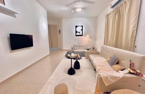 Kluang House | HeySnowy 8-15pax #FreeNetflix #Gated &Guarded #Water Dispenser #Mahjong