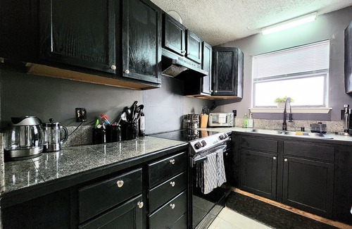 North Charleston House | 🦾HI-TEK MANOR 2🤖Central Location🗣️ Two 75in 4k LED TV'S🚀1GB internet🖥️