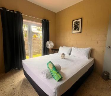 Rarotonga House | Hibiscus Holiday Home - sleeps up to 9, free wifi, pool, air con